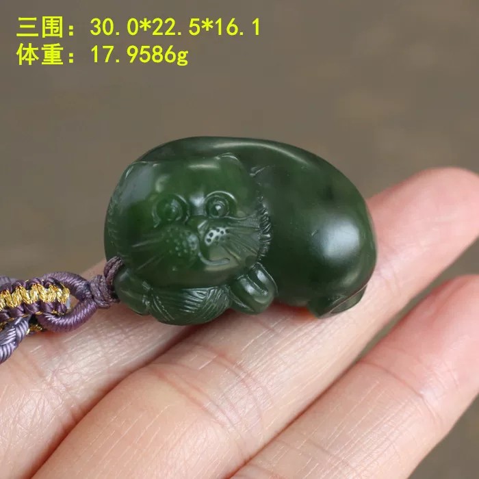 脂份满分的碧玉籽料小猫咪挂件
