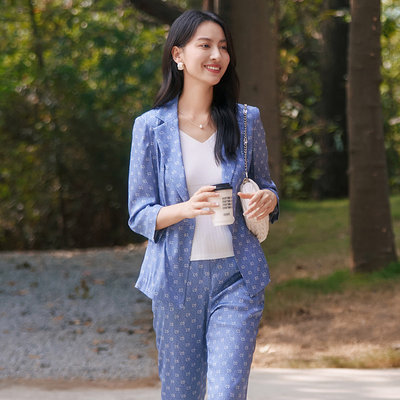 歌蒂诗夏季专柜新款时尚通勤蓝色印花含桑蚕丝西装外套 8E23W1876