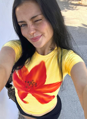DARLINGAGA美式复古Y2K千禧风花朵印花T恤女修身露脐黄色短袖上衣