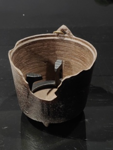 煮茶烧碳或酒精 七月清 破口形老铁炉 径16.5cm；