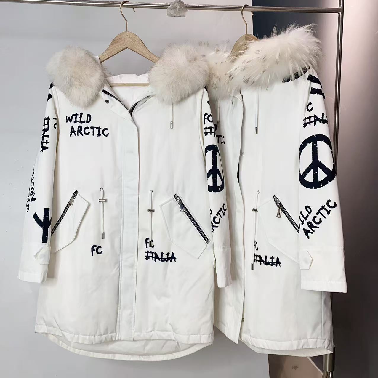 &纳兰熏连帽中长款米白色鹅绒羽绒服派克服女2025冬新狐狸貉子毛