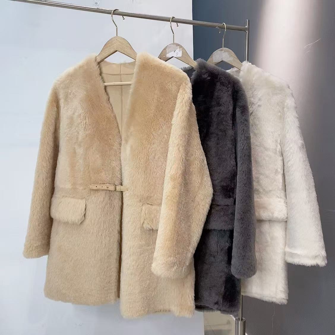 V领巴卡皮毛一体女中长款盖2025新款1580长79