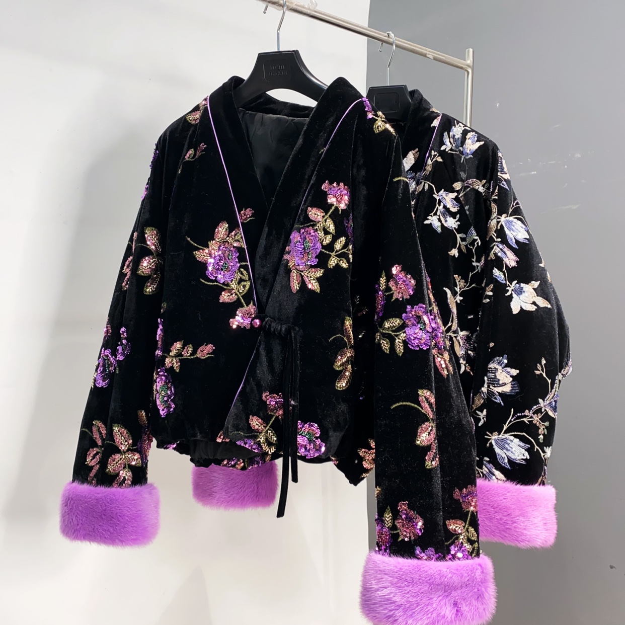 &新中式国风短款90白鹅绒外套女新款重工钉珠丝绒刺绣QY310长55