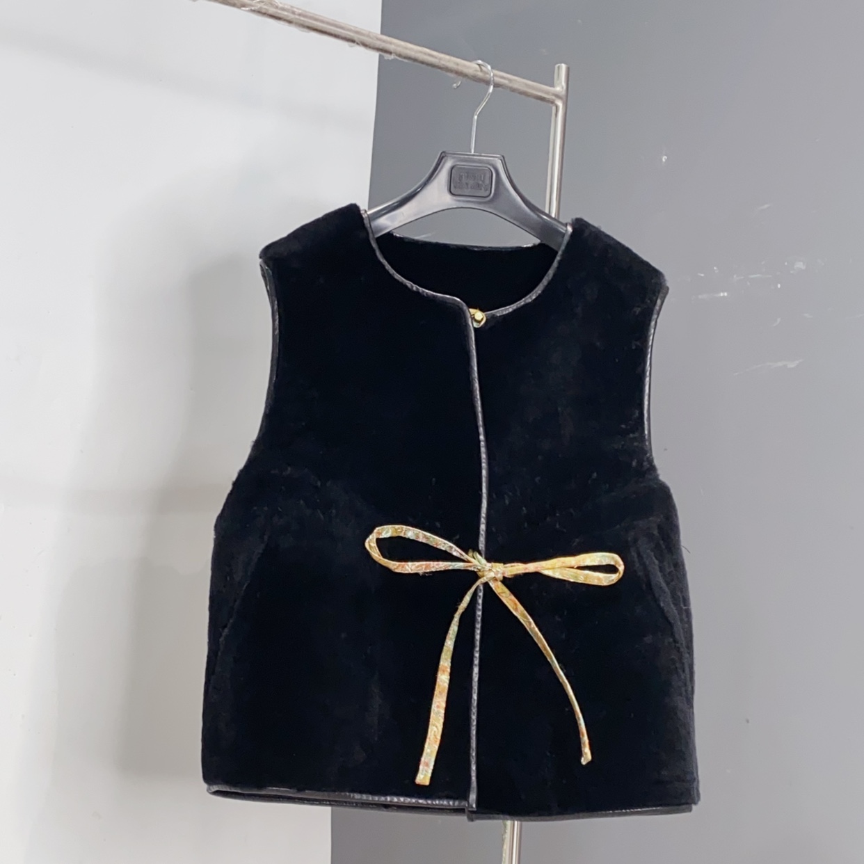 2025秋冬新款皮毛一体两面穿黄黑色系带马甲100宋锦 176长56