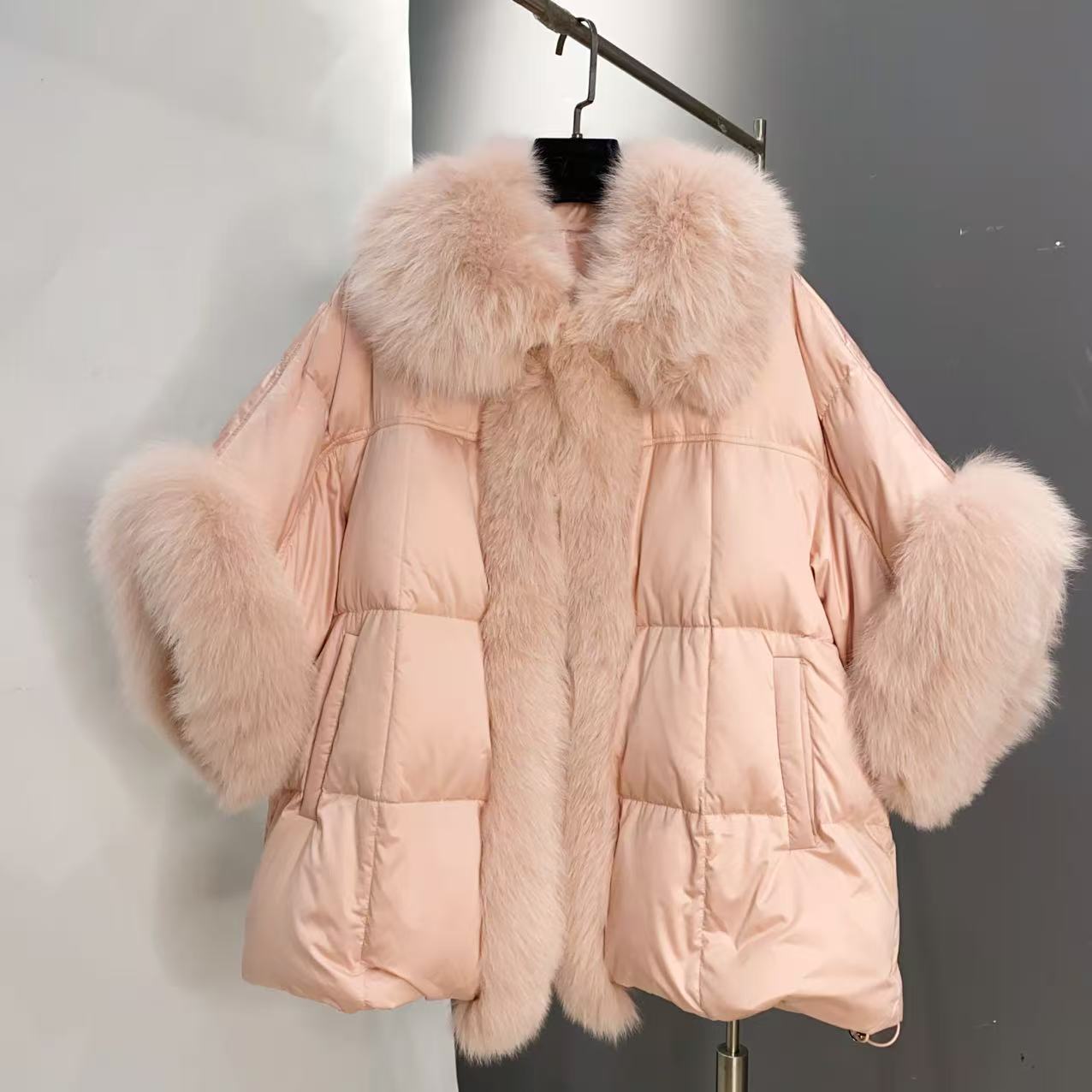 楓的季節(jié)2025冬新斗篷羽絨服女中長(zhǎng)款90白鵝絨狐貍毛皮草877長(zhǎng)70