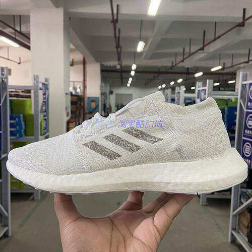 AdidasPureBoost轻便透气运动鞋