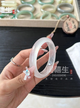 翡翠色高冰白色玉手镯石英岩玉冰种白月光手镯水沫冰透圆条美人镯