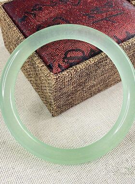 冰种淡绿色石英岩玉圆条手镯女款细圆条美人镯玉石镯现货