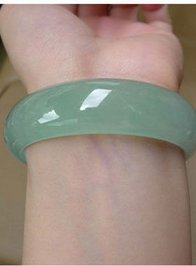 玉玉手镯女款白玉色翠浅绿飘花玉镯子