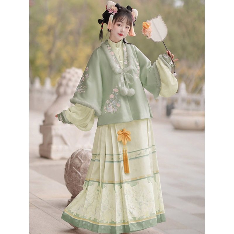 新款原创汉服女明制合领刺绣披袄立领琵琶袖马面裙新年拜年服套装