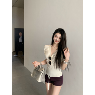 慵懒纸片人效果 轻调多色系桃心领基础缩褶T恤 心动muse