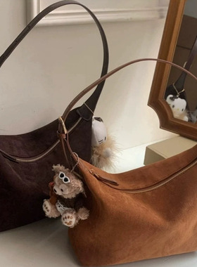 今年流行麂皮包包女式2025新款超火美拉德通勤托特包大容量斜挎包