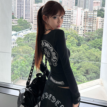 梵文十字架印花磨毛长袖T恤女秋冬小众修身显瘦打底衫纯欲上衣潮
