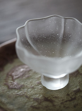 玩物志 日式高脚品茗杯玻璃花瓣杯红茶茶杯闻香杯烧酒杯米酒杯
