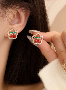 甜美红色樱桃珍珠花朵耳钉2023年新款小众设计可爱耳饰无耳洞耳夹
