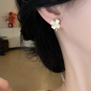 四叶草轻奢耳环精致气质小众耳钉猫眼石高级幸运草耳饰无耳洞耳夹