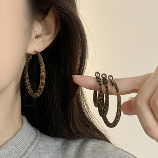 复古港风豹纹丝绒圈圈素圈耳环女2025新款高级感气质耳圈耳饰耳夹