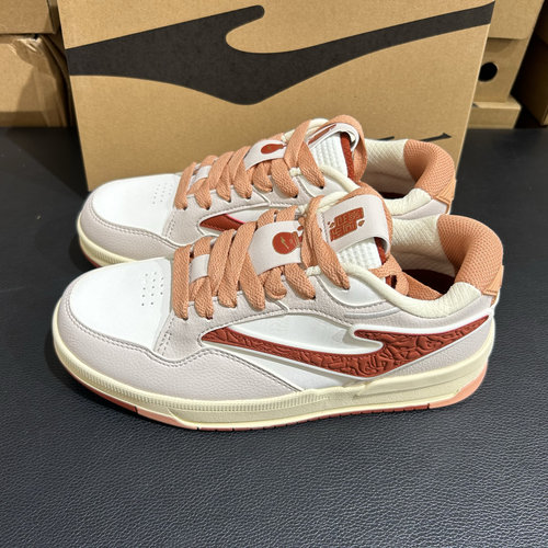 鸿星尔克女鞋2025春季新款皮面防水橡胶防滑运动板鞋12125101034