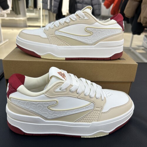 鸿星尔克男鞋板鞋2026春季新款橡胶防滑皮面运动鞋男11126101034