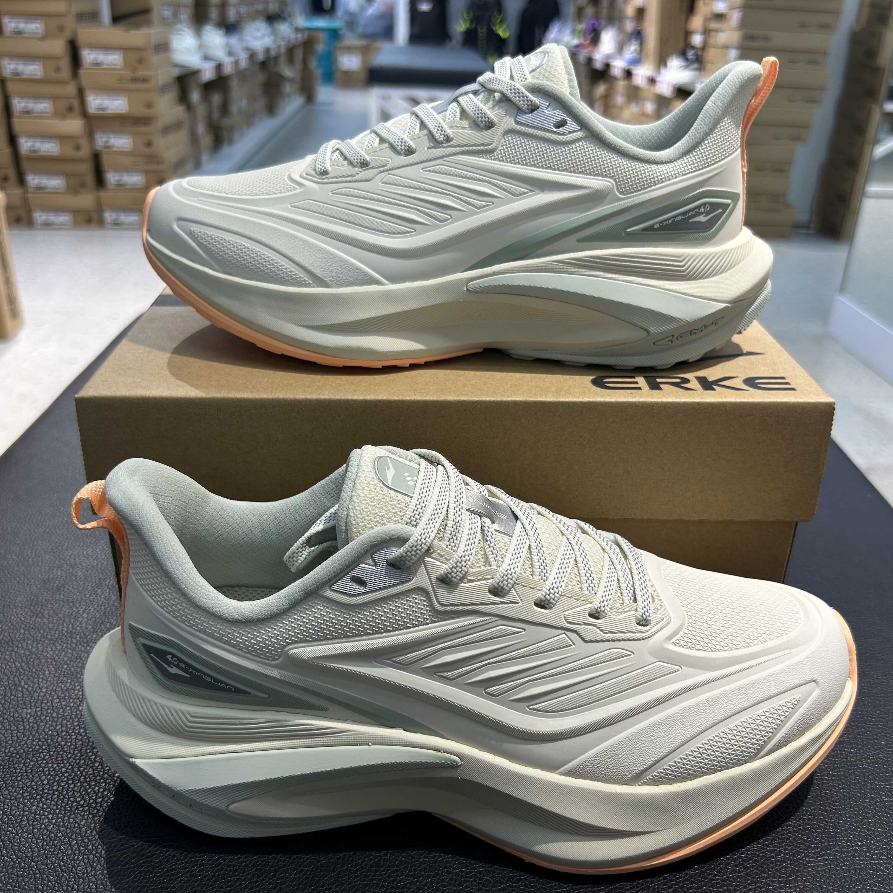 鸿星尔克女鞋2025冬季新款星链休闲运动鞋皮面跑步鞋12125403037