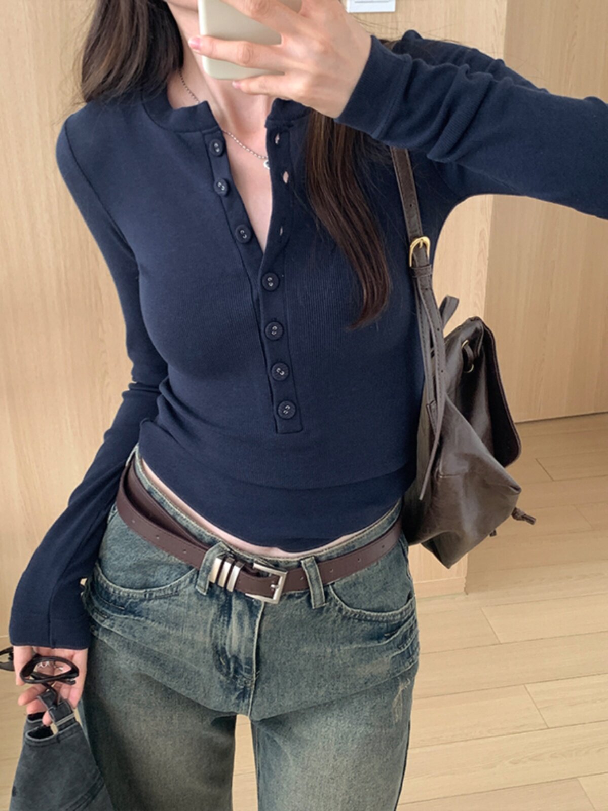 핫한 엄마가 수유하러 나간다 가을신상 브이넥 슬림핏 디자인 산후수유 상의 베이스로 긴팔 티셔츠
