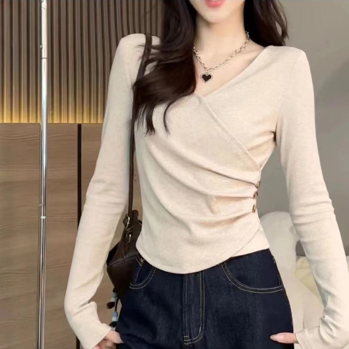 秋季交叉V领辣妈外出哺乳打底衫