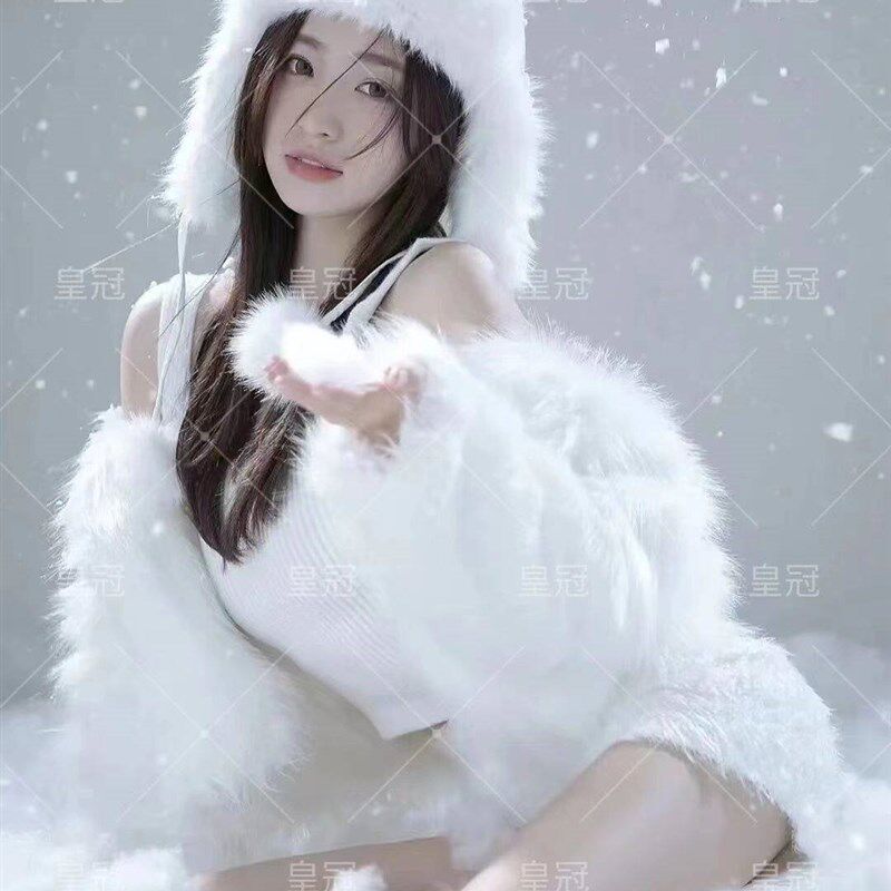 照相馆秋冬新款白色皮草耶诞写真主题杂志风艺术照唯美雪景摄影服