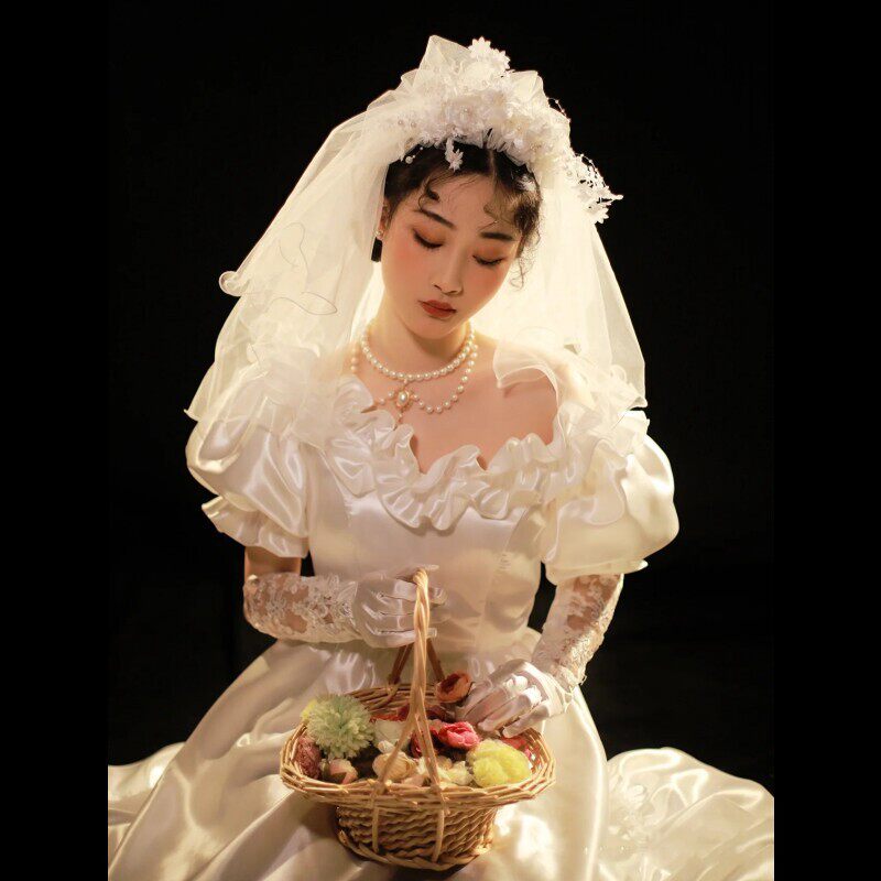 复古婚纱港风缎面一字肩法式泡泡袖白色花嫁影楼宫延轻礼服艺术照