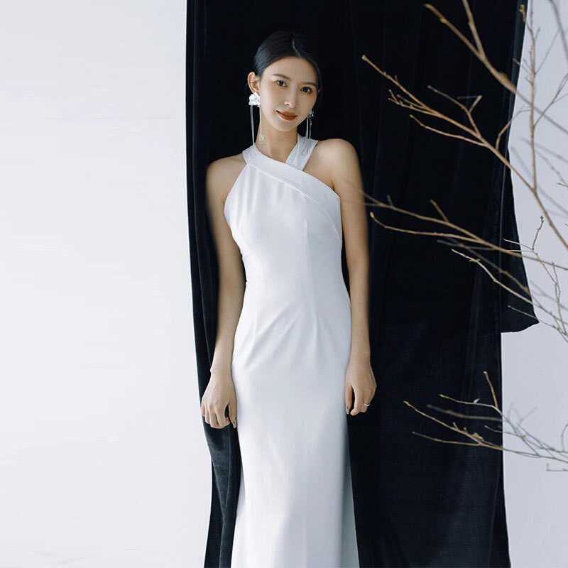 简约轻婚纱新款白色显瘦鱼尾出门纱旅拍气质新娘订婚挂脖礼服