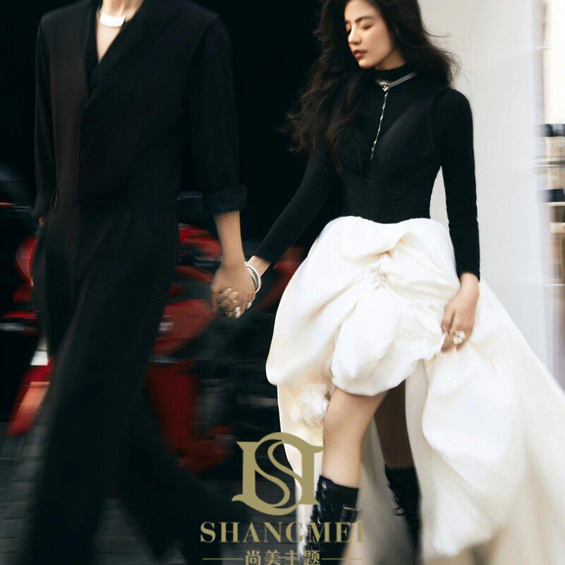 影楼展会新款黑白美搭情侣婚纱照摄影主题服饰虎丘婚纱城汇美集