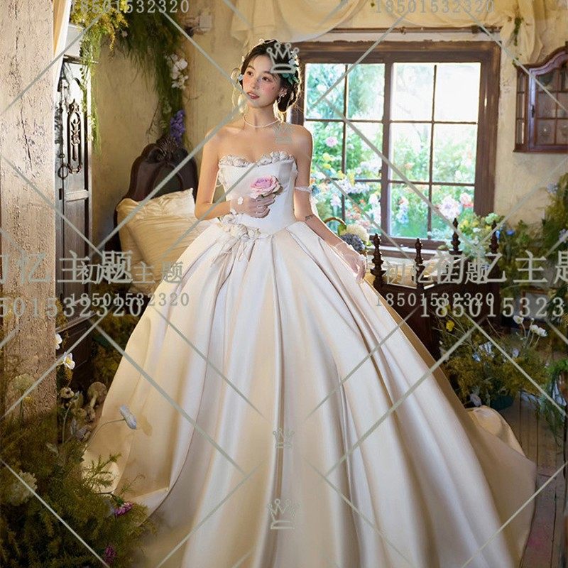 影楼室内花房主题法式油画风婚纱摄影覆古抹胸高级感花朵缎面礼服