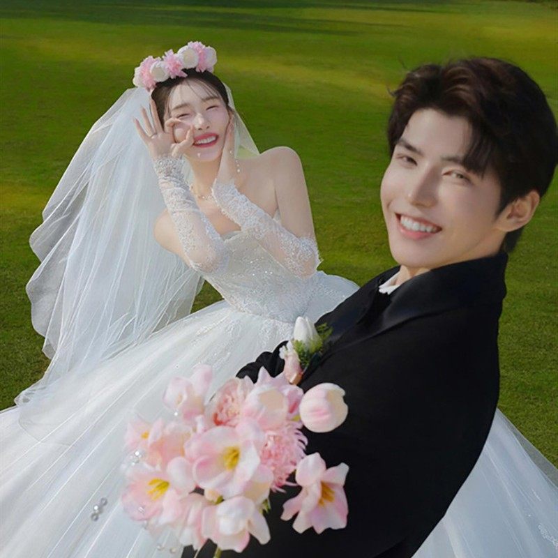 新款影楼拍照主题服装写真摄影旅拍白纱拖尾草坪抹胸蕾丝婚纱礼服