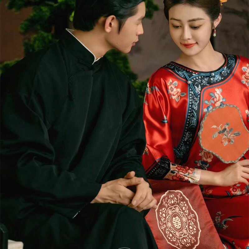 照相馆新款服装情侣写真拍照摄影婚纱礼服红色印花民国风肖像照旗
