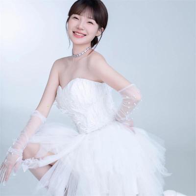 影楼新款高级感白色抹胸连衣裙短款设计感小众羽毛公主蓬蓬摄影服