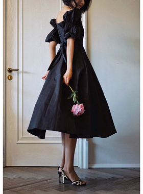 Ching's 宫廷泡泡袖方领露背收腰绑带大摆伞裙赫本风小黑裙连衣裙