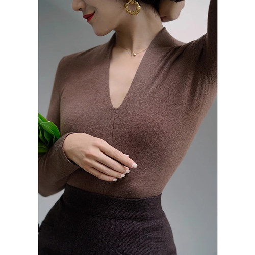 复古v领打底长袖羊糕绒针织毛衣