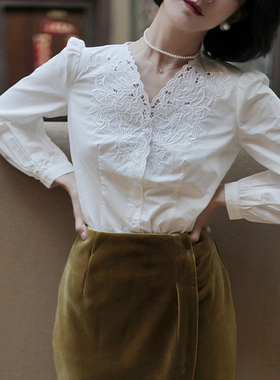 Ching's 法式复古V领刺绣镂空气质衬衫 泡泡袖修身高级感长袖上衣