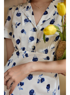 Ching's法式复古蓝色玫瑰花朵衬衫领收腰显瘦斜裁小鱼尾连衣裙