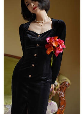 Ching's 法式丝绒长袖琉璃纽扣连衣裙 复古方领显瘦开叉直筒长裙