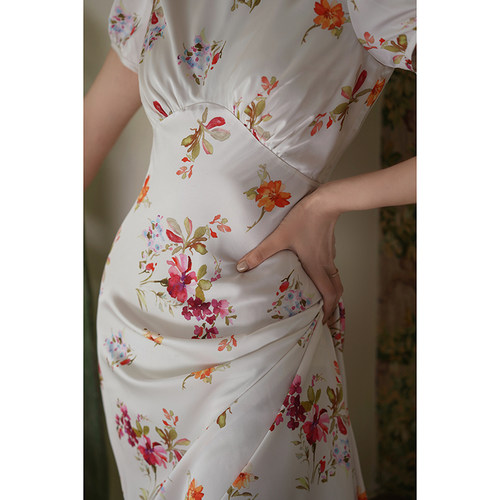 圆领泡泡袖斜裁A字小鱼尾连衣裙