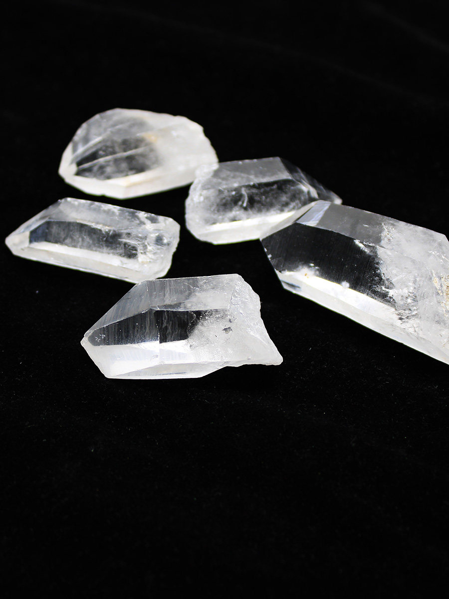 YI JINGYUAN 천연 히말라야 크리스탈 거친 돌 장식 흰색 투명 원주형 광석과 다채로운 빛 돌