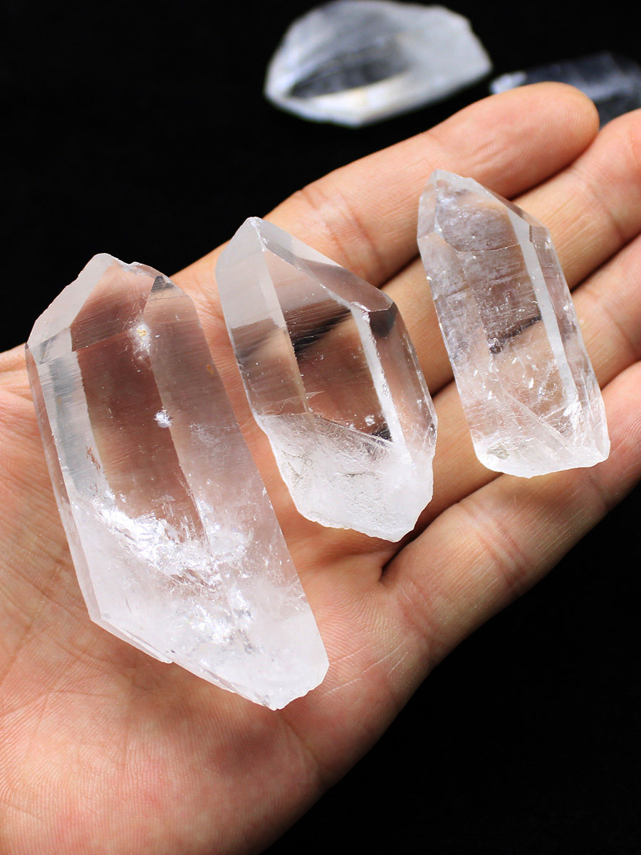 YI JINGYUAN 천연 히말라야 크리스탈 거친 돌 장식 흰색 투명 원주형 광석과 다채로운 빛 돌