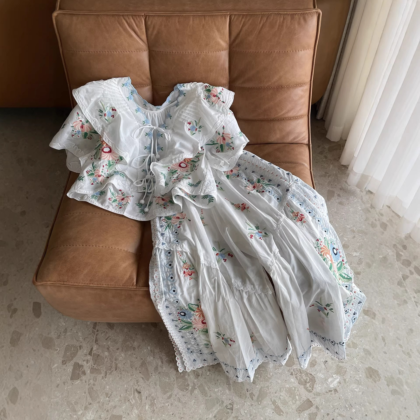 波西米亚风荷叶边V领系带花卉刺绣短袖衬衫+开叉裙裤女两件套装