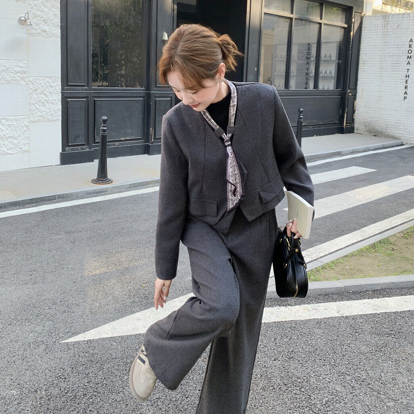 灰色飘带西装套装女2025早秋超火高级感休闲又a又飒阔腿裤两件套