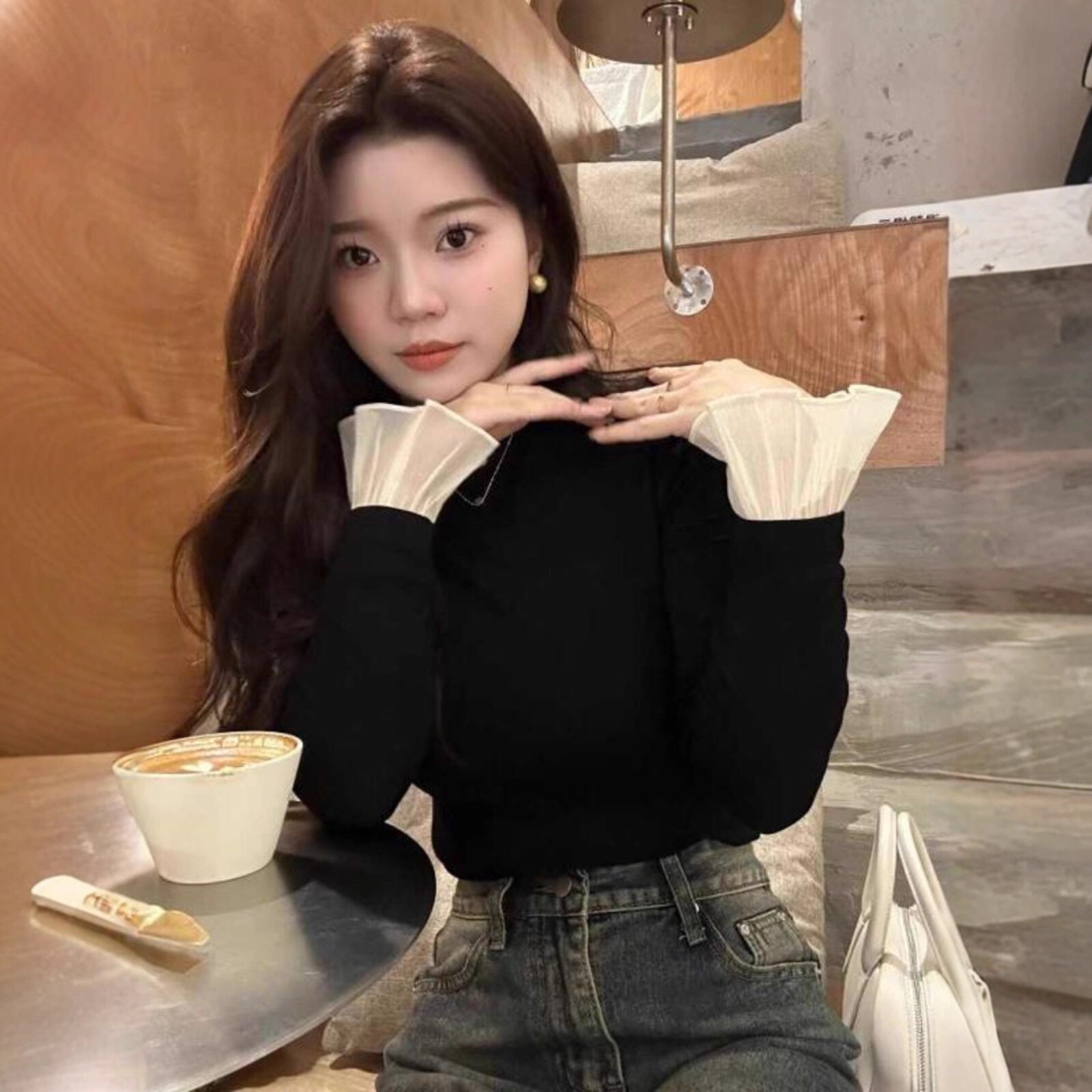 纯欲慵懒风黑色半高领磨毛打底衫女秋冬设计感喇叭袖内搭加绒上衣