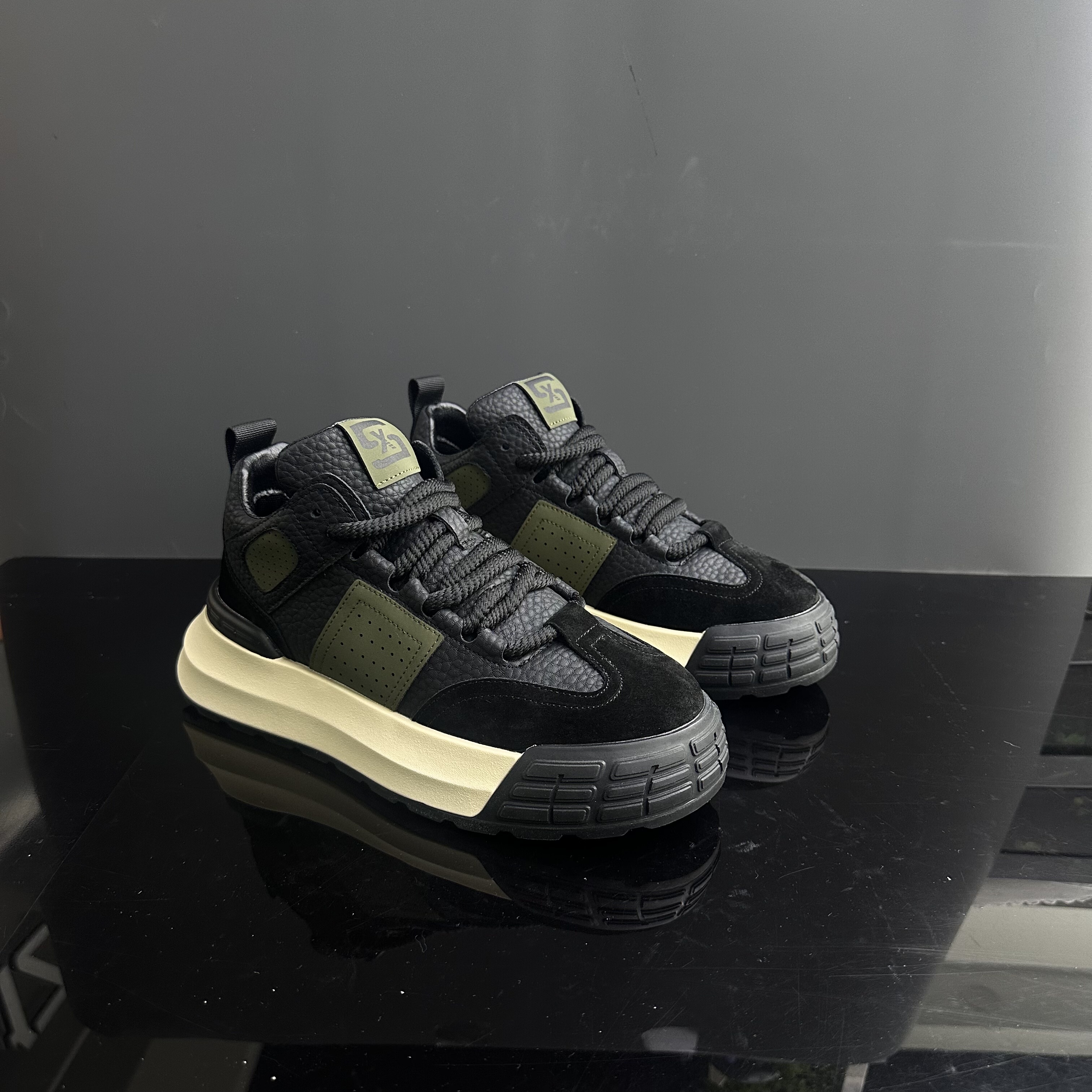 春秋社会人超纤真皮男士英伦休闲中高帮板鞋瘦版百搭韩版靴子潮黑