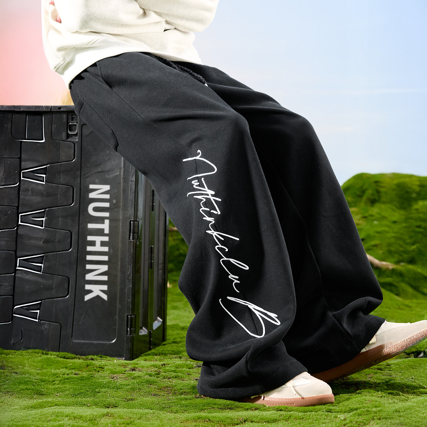 Nuthink美式刺绣字母卫裤阔腿垂感潮牌加绒裤子男款2026年春季