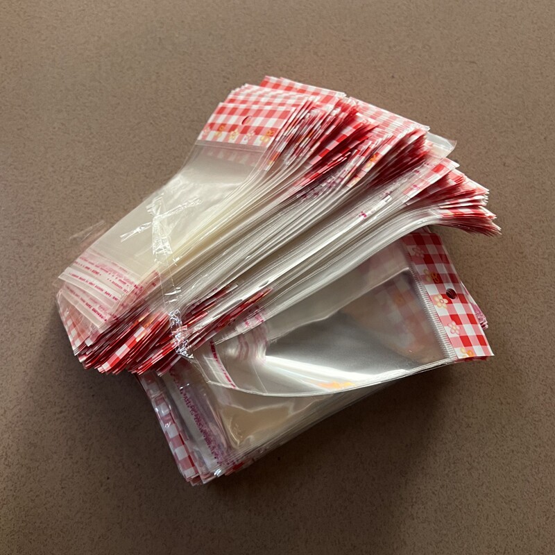 OPP自粘袋红色印刷格仔花不干胶透明挂孔贴8*13加厚自封袋平口袋