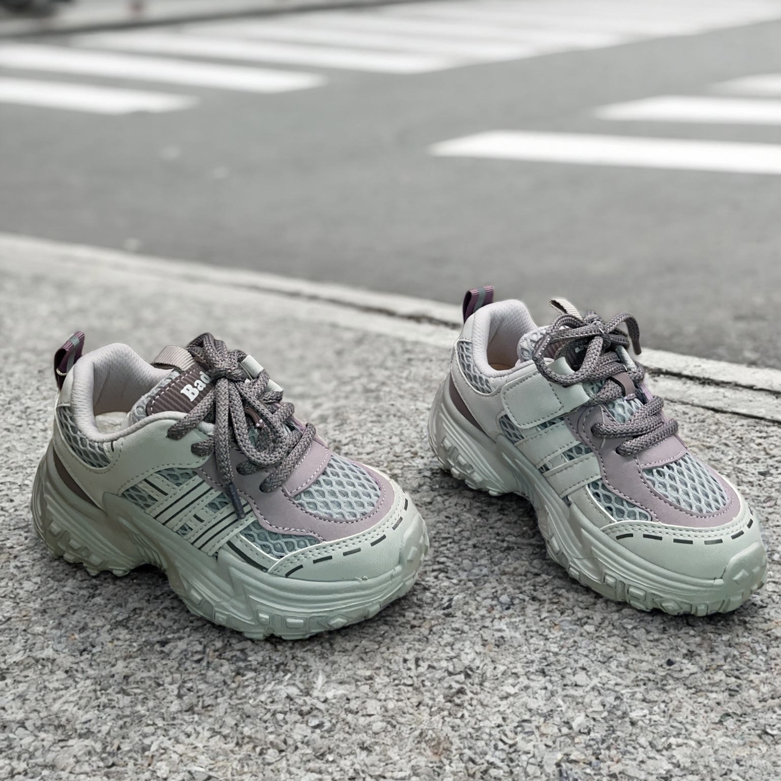 芭杜乐网孔透气男女学生运动鞋