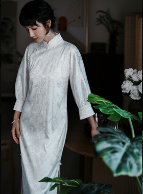 江南范白色缎面改良版旗袍敬酒服订婚中式连衣裙秋年轻款国风复古
